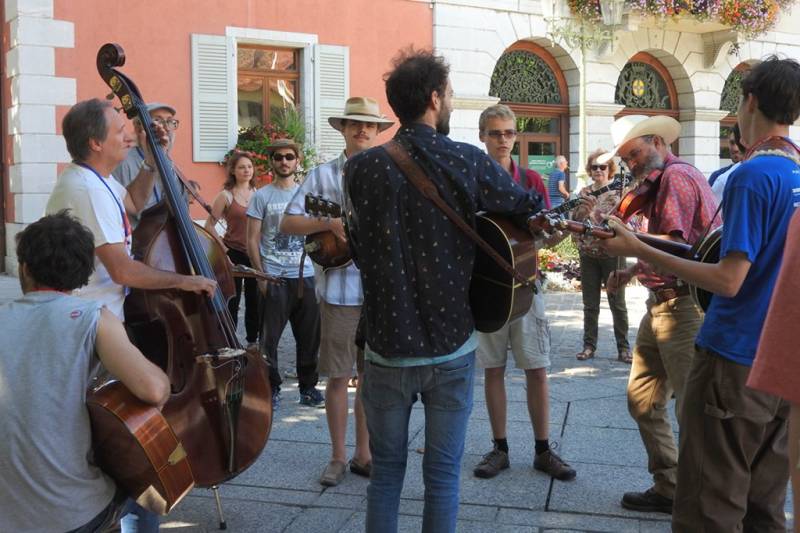 Jam de rue pendant La Roche Bluegrass Festival.