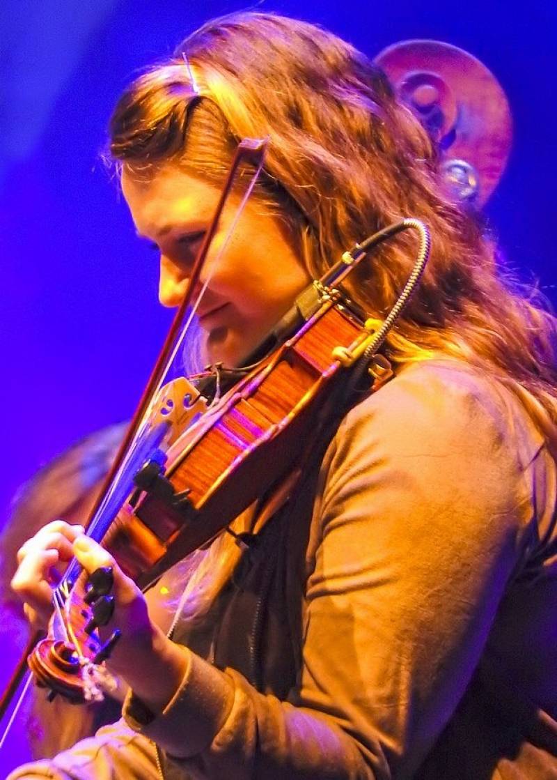 Kimber Ludiker (Della Mae).